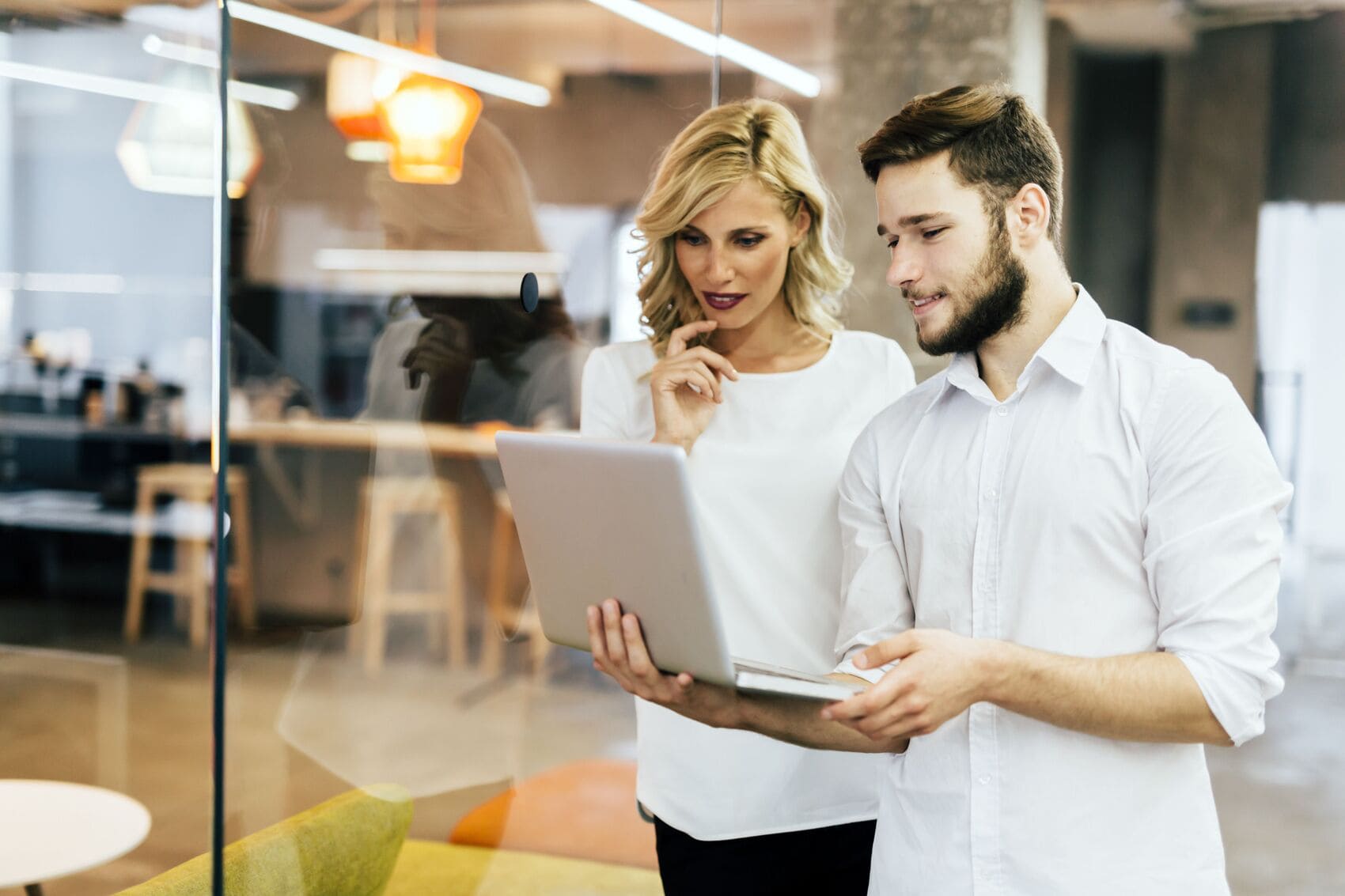 Duzen oder Siezen: Die richtige Ansprache auf der Firmenhomepage